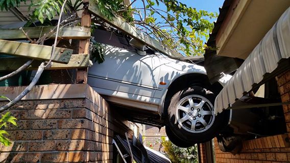 Driver crashes into house at Banora Point